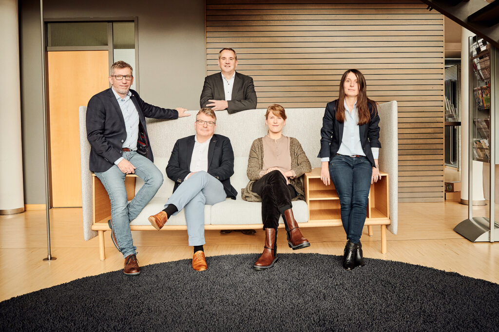 Das Team von IKOffice steht gemeinsam für ein Gruppenfoto